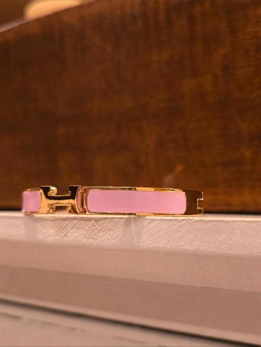 Elegant Pink And Gold Tone Bracelet With H Logo - Picture 5 of 5